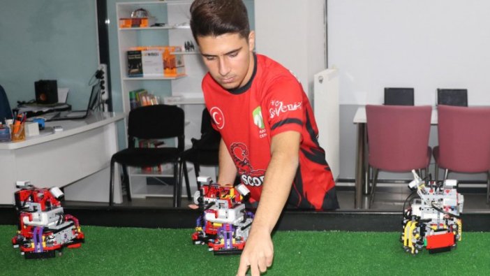 Futbol oynayan robotlarla Türkiye'yi temsil edecekler