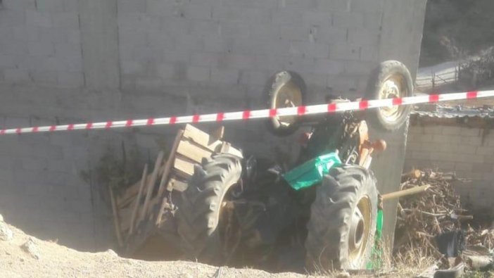 Denizli'de, traktör devrildi: 1 ölü, 3 yaralı