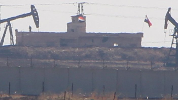 Kamışlı'da, teröristlerin kullandığı binaya Suriye bayrağı çekildi