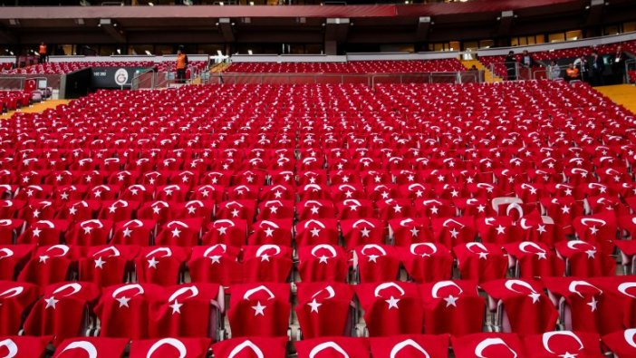 Milli maç öncesi stat Türk bayrakları ile donatıldı