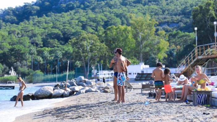 Antalya sahilleri ara tatilde hareketlendi