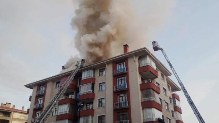 5 katlı apartmanın çatısında korkutan yangın