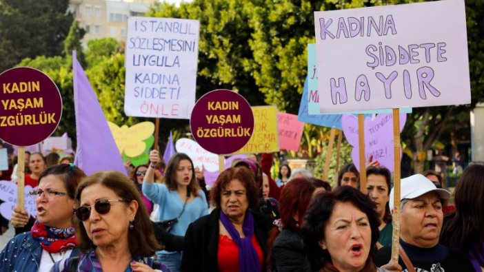 Antalya'da kadınlar şiddete karşı yürüdü