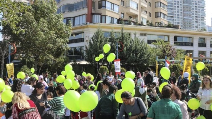 İzmir'de engelliler taleplerini balonlarla gökyüzüne bıraktı
