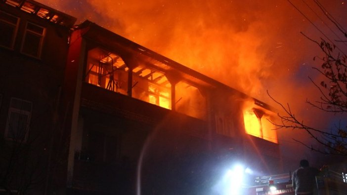 Tokat'ta yangın 3 evi sardı