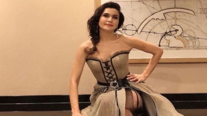 Şevval Sam elbisesiyle sosyal medyayı salladı