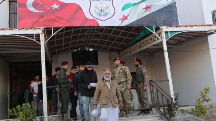 Barış Pınarı Harekatı bölgesinde teröristler, teslim olmaya başladı