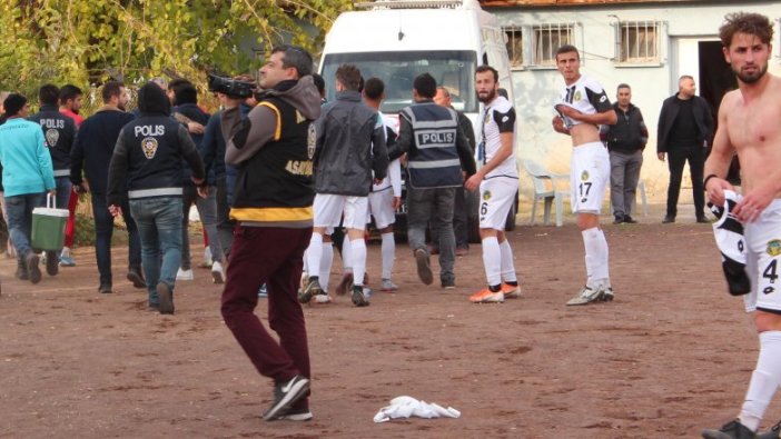 Amatör lig maçında kavga: Futbolcular birbirine girdi!