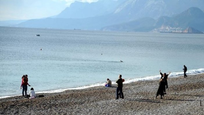 Antalya'da tatilciler güneşli havayı böyle değerlendirdi