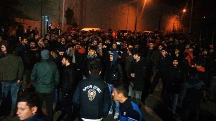 Trabzonspor taraftarı Ünal Karaman için toplandı