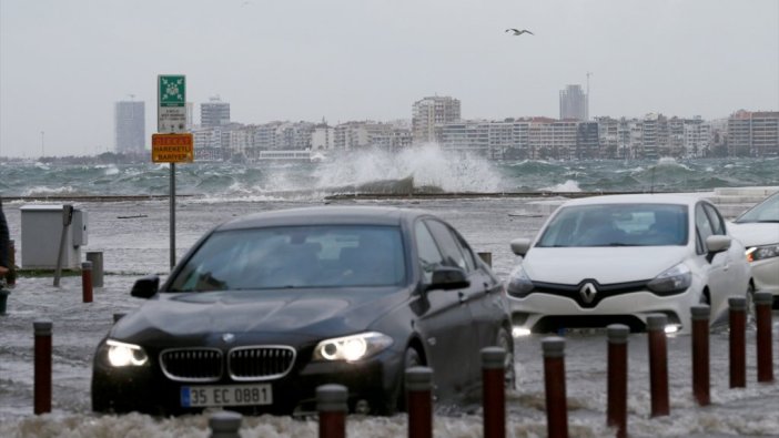 İzmir'de fırtına sele dönüştü
