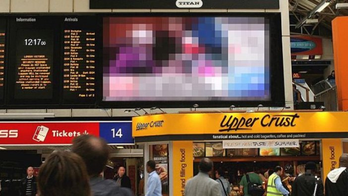 Metro istasyonundaki dev ekranda porno yayınlandı!