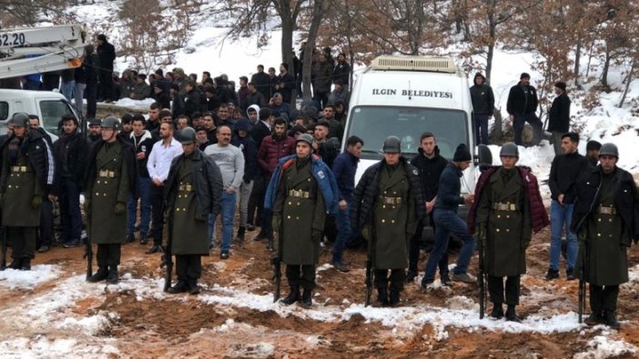 Konya'da şehit cenazesinde montlarını askerlere giydirdi