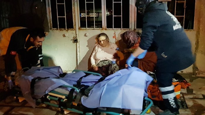 Manisa'da oğlu tarafından bıçaklanan kadın yaralandı
