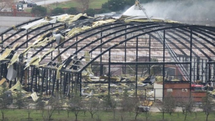 Maltepe Üniversitesi'nin kapalı spor salonu çatısında yangın
