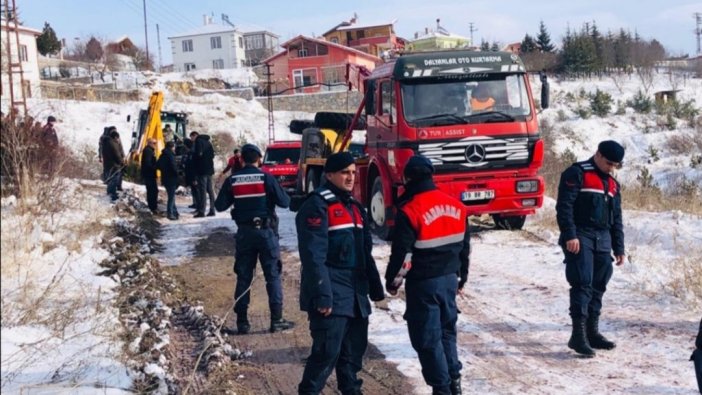 Çorum'da kar temizleyen greyder devrildi: Muhtar öldü, 2 kişi yaralı