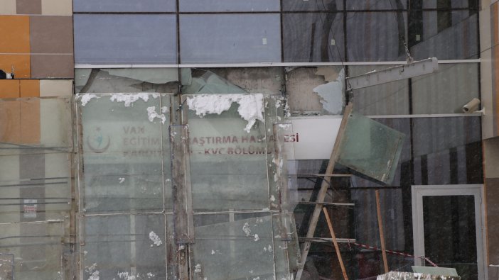 Van'da hastane çatısı çöktü: 9 yaralı