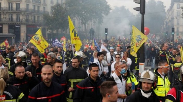 Paris'te polisle itfaiyeciler karşı karşıya geldi