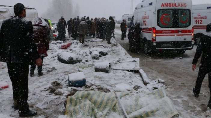 Erzurum'da yolcu otobüsü devrildi: 46 yaralı