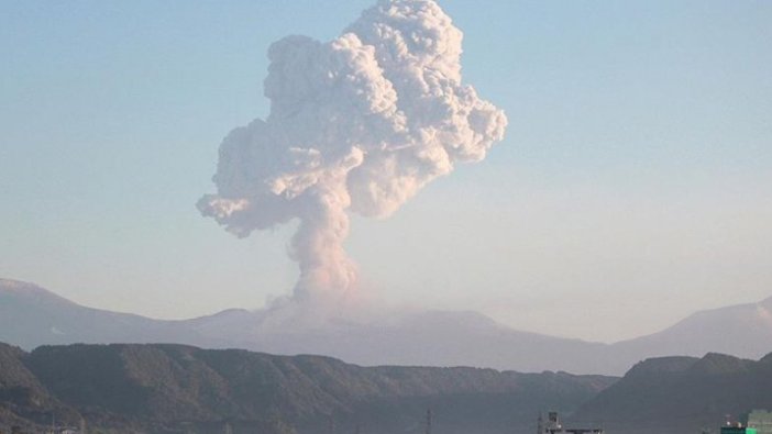 Japonya'da Shinmoe Yanardağı'nda güçlü patlamalar