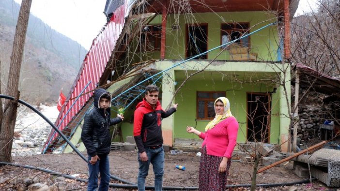 Kayseri'de etkili olan sağanak pansiyonu yıktı