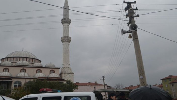 Depremde minaresi hasar gören cami ibadete kapatıldı