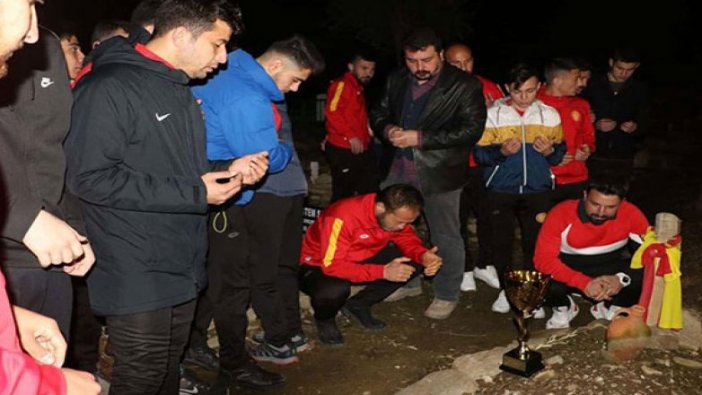 Tire Belediyespor şampiyonluğu mezarlıkta kutladı