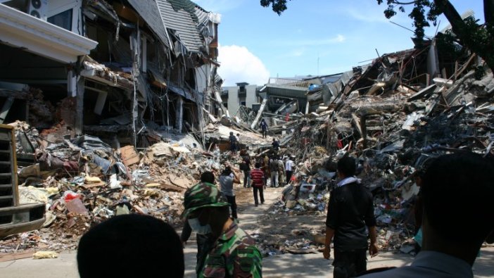 Endonezya depremle sarsıldı