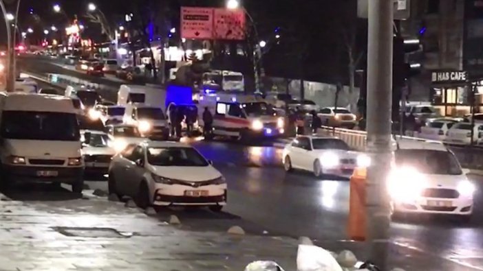 Sultangazi'de şerit değiştiren sürücü ambulansa kaza yaptırdı