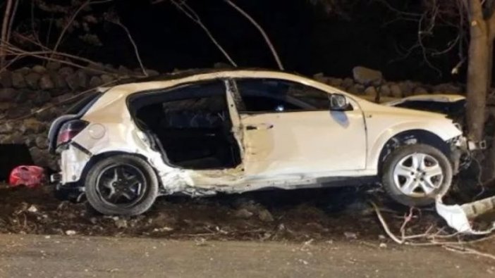 Afyonkarahisar'da otomobil önce direğe sonra duvara çarptı: 2 ölü