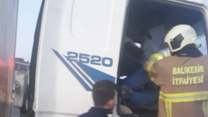 Balıkesir'de yolcu minibüsü kamyonla çarpıştı: 7 yaralı