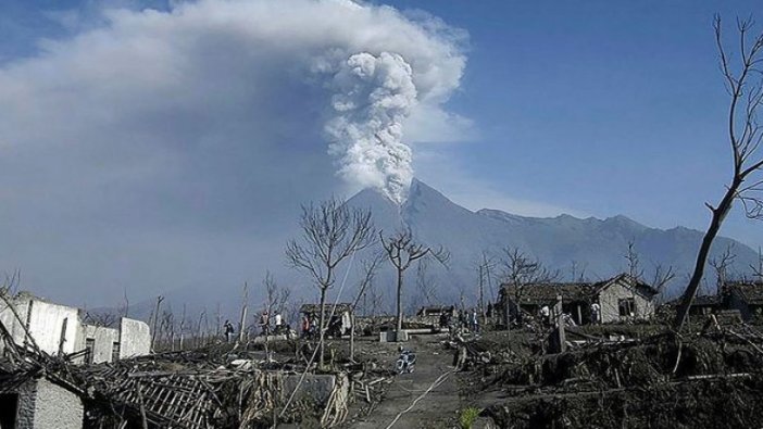 Endonezya'da Merapi Yanardağı'nda patlama