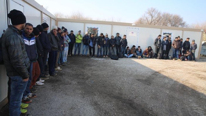 Yunanistan kaçak göçmenleri Türkiye sınırına bıraktı