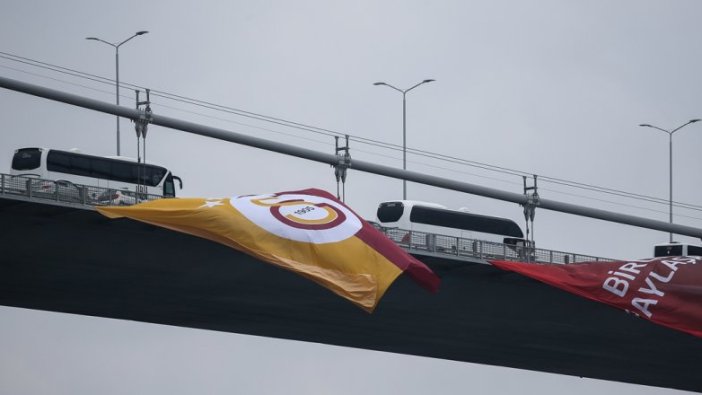 Galatasaray bayrakları Boğaz'a asıldı