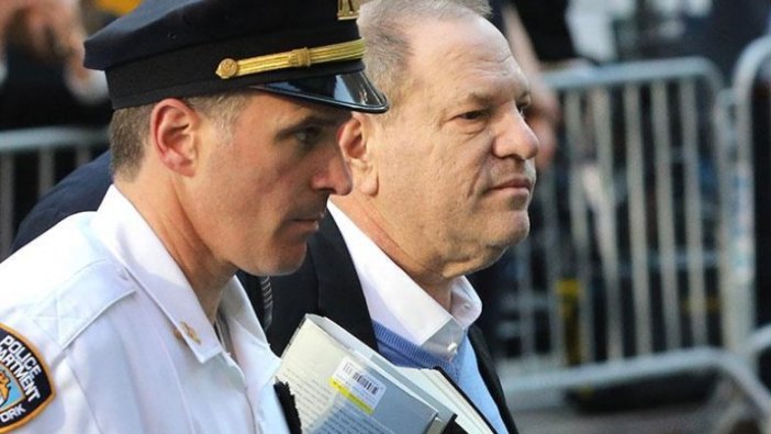 Tacizle suçlanan Weinstein New York'ta teslim oldu