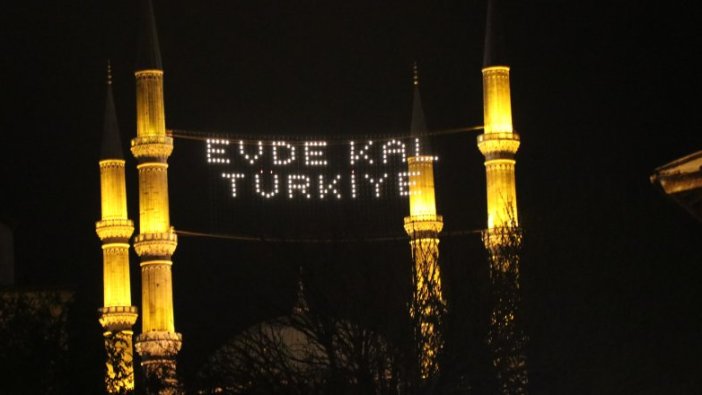 Selimiye Camii'ne 'Evde Kal Türkiye' mahyası asıldı