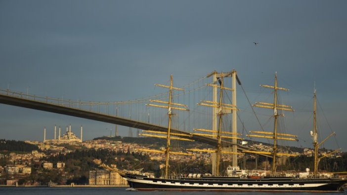 Tarihi gemi İstanbul Boğazı'ndan böyle geçti