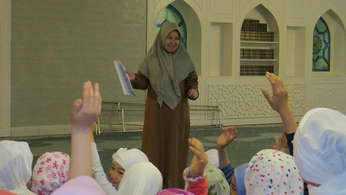 Türkiye'de eğitim aldı, Astana'da İslam'ı öğretiyor