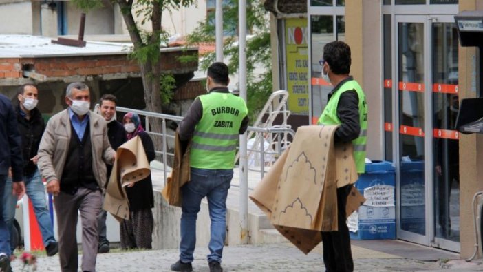 CHP'li belediyeden vatandaşa tek kullanımlık seccade