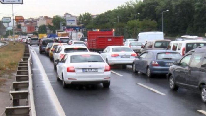 İstanbul'da yağış trafiği felç etti