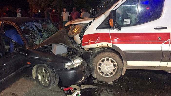 Otomobil, ambulansa çarptı: 1 ölü, 6 yaralı
