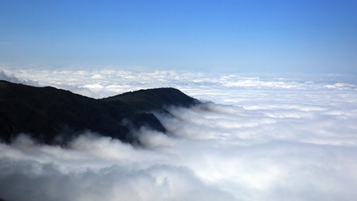 Bulutların üzerindeki İkizdere Vadisi