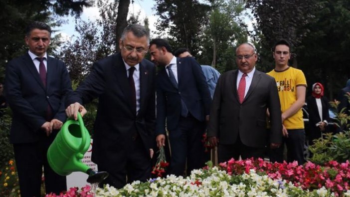 Cumhurbaşkanı Yardımcısı Oktay'dan şehitlik ziyareti