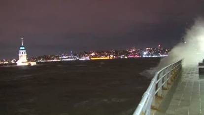 İstanbul'u fırtına vurdu: Üsküdar sahilde dev dalgalar oluştu