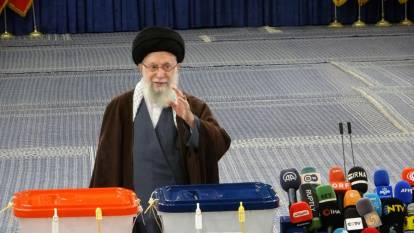 İran Dini Lideri Hamaney, Tahran'da sandık başında