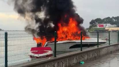 İzmir'de korku dolu anlar: Patlayan tekne alevler içinde kaldı