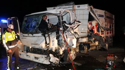 Kilis'te kamyonet ile tır çarpıştı: 3 yaralı