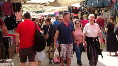 Perşembe pazarına gelen turistler esnafın yüzünü güldürdü