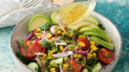 Yaz sofralarının vazgeçilmezi! Avokado salatası nasıl yapılır?