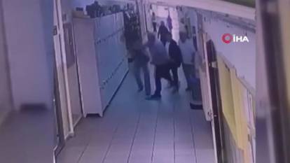 Öğrencisini uyaran öğretmene veliden yumruklu saldırı